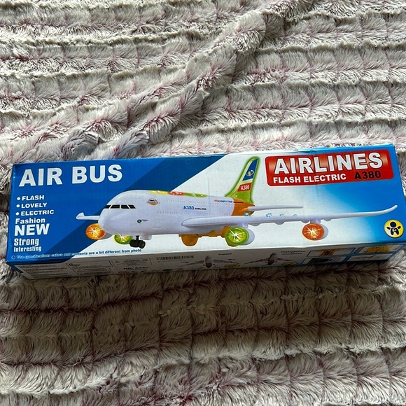 Airlines flash electric A380 - Picture 1 of 2
